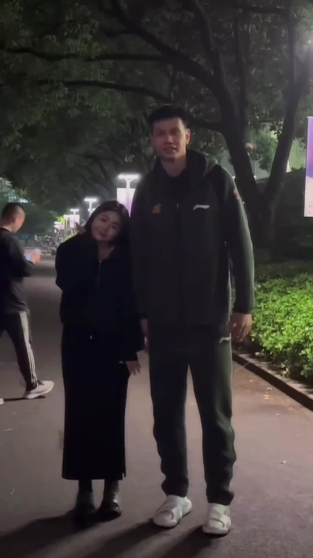 广厦美女球迷与许钟豪合影 这身高差也太萌了！